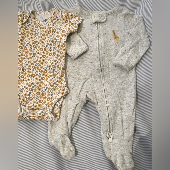 Bundle lot of 5 Baby Girl Gender Neutral sleepers/onesies/bodysuits size PREEMIE - Picture 4 of 4